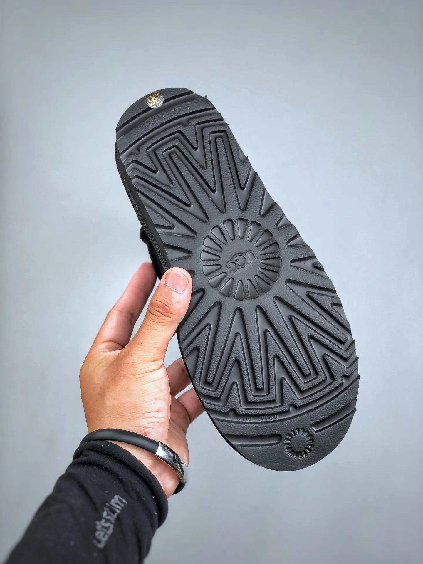 Local self-pickup💰520 supports store placement. The top version of ugg on the market. 25 new models. UGG Elea Slip-On. Thin and light slip-on. Home, office, air-conditioned room. Easy to match, super fashionable and long-leg welfare model. Produced by a large foreign trade factory in Guangzhou. Toe to insole. Genuine sheep fur integrated. Independent outer box packaging. Chip with waterproof technology. Different from any version on the market. Independently developed original outsole and cashmere insole to keep you warm in winter and suitable for home use. In recent years, uug has launched a style series that is partially geared towards the preferences of young consumers and has also moved to the forefront of fashion trends. Shoe body material Water-repellent coated suede upper 17 mm UGGPURE™ implanted wool insole Lightweight non-slip and comfortable rubber outsole With brand LOGO trademark Comes with a full set of packaging Size: 35-40